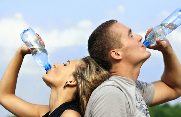Почему пить много воды опасно — Рамблер/женский